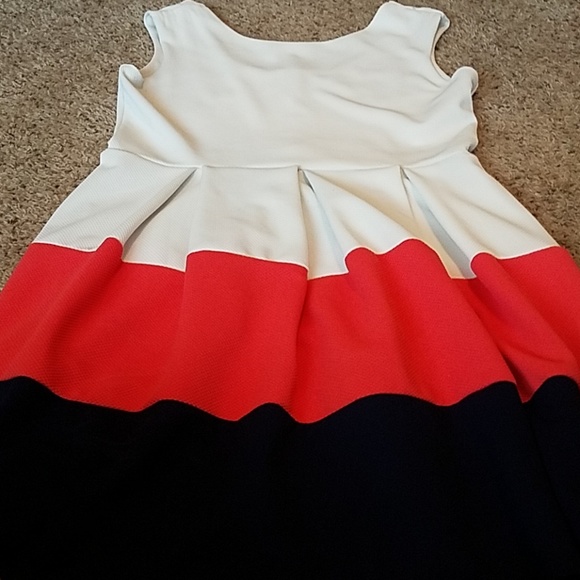 Tiana B. Dresses & Skirts - Multi colored spring sleeveless dress.